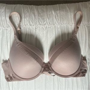 Victoria’s Secret bra. 32D. Body by Victoria. Perfect Shape.